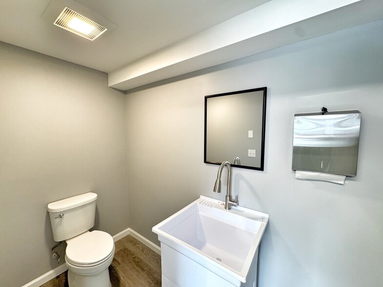 More Photos Of 16 Ruby St, Norwalk Manufacturing For Lease