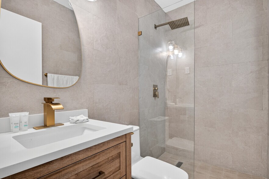 More Photos Of 327 Harding St, Hollywood Hotel For Sale
