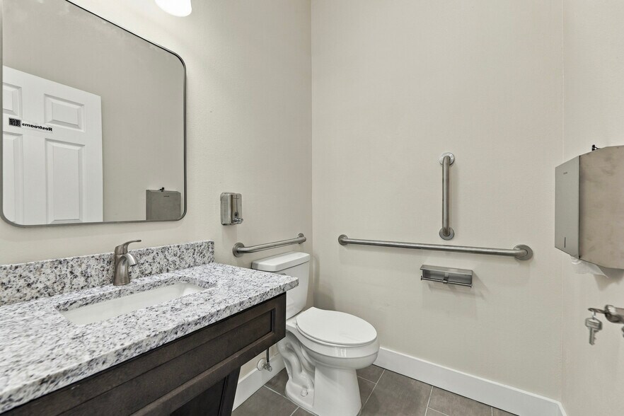 More Photos Of 1228 S Hopkins Ave, Titusville Office For Sale