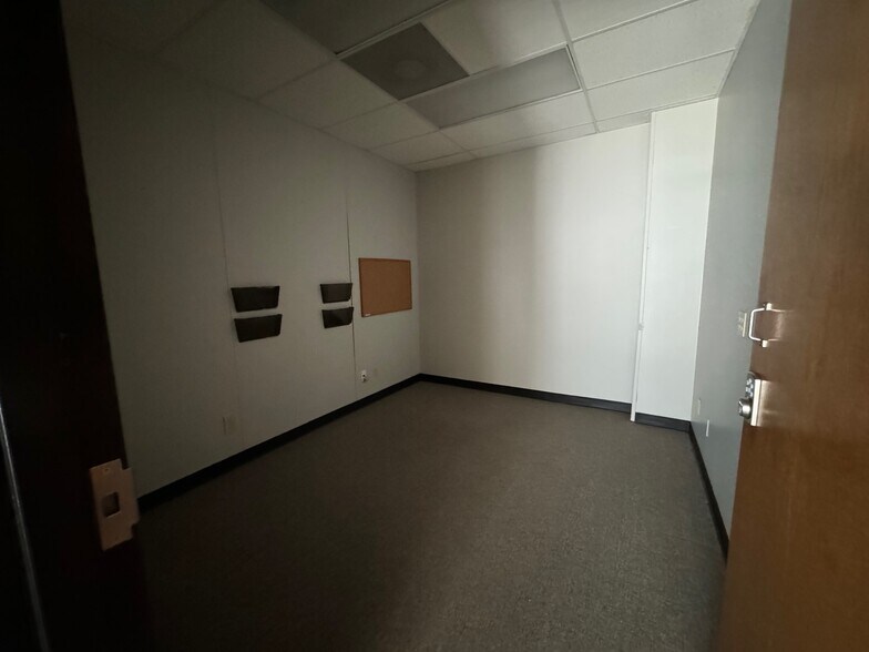 More Photos Of 19401 E 40 Hwy, Independence Office For Lease