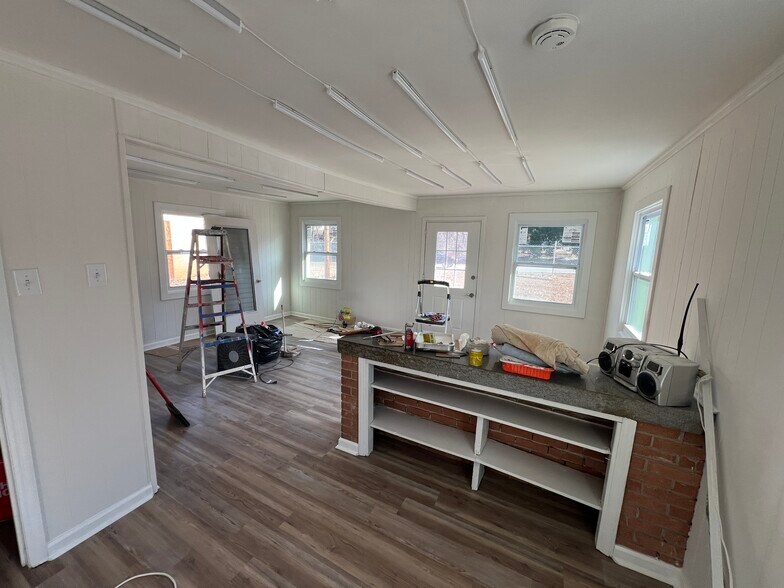 More Photos Of 615 Highway 321 Byp, York Flex For Lease