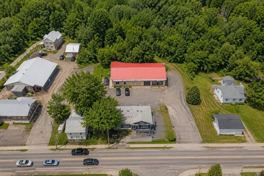 Primary Photo Of 5206-5212 Rue Principale, Saint-Félix-de-Valois General Retail For Sale
