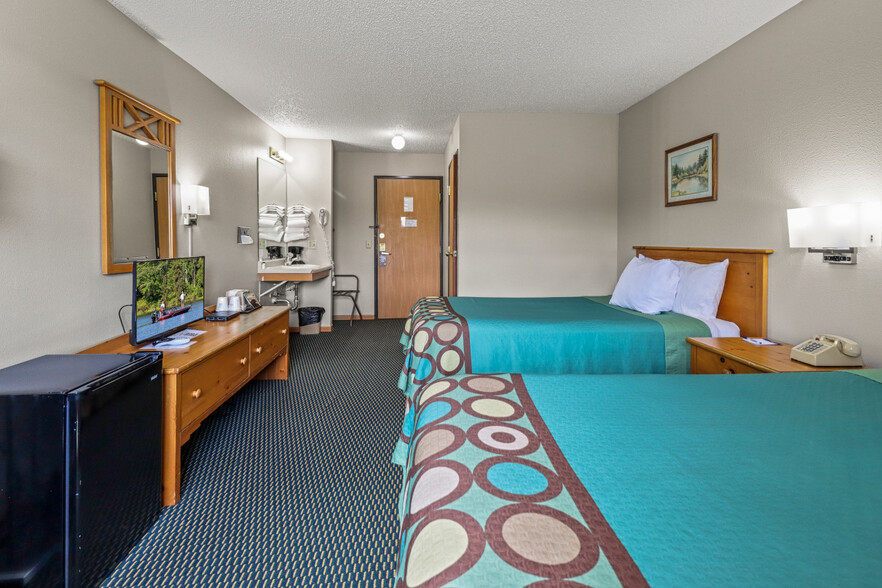 More Photos Of 726 S Lake Ave, Phillips Hotel For Sale