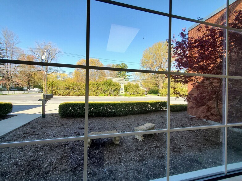 More Photos Of 238 Bay St, Queensbury Showroom For Lease