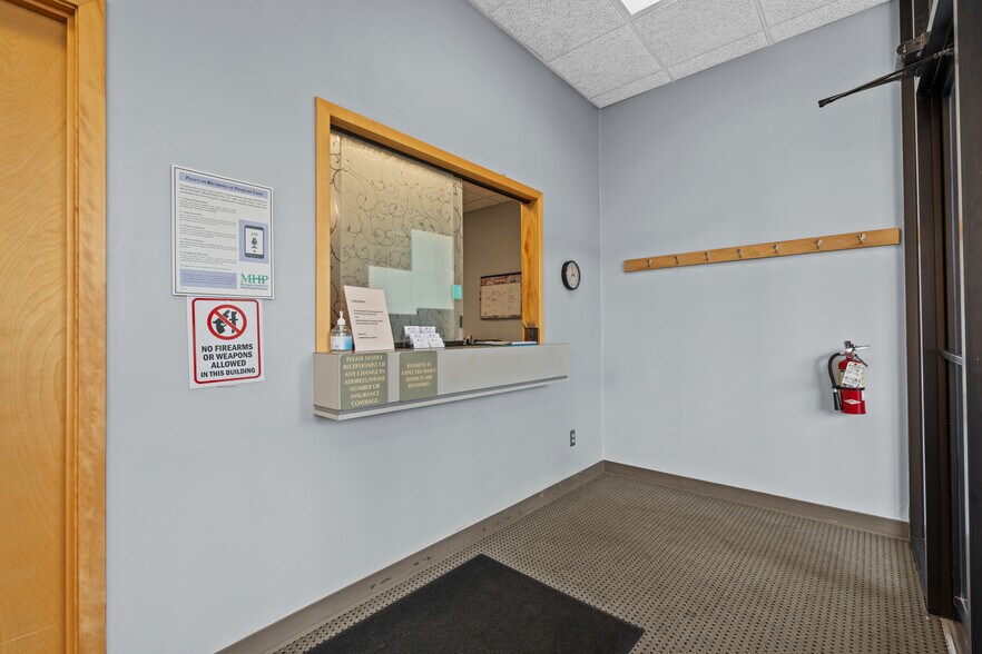 More Photos Of 28565-28585 Schoenherr Rd, Warren Medical For Lease