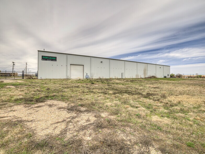 More Photos Of 4900 S Rockwell St, Oklahoma City Warehouse For Lease