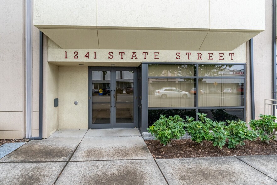 More Photos Of 1215 State St, Salem Office For Lease