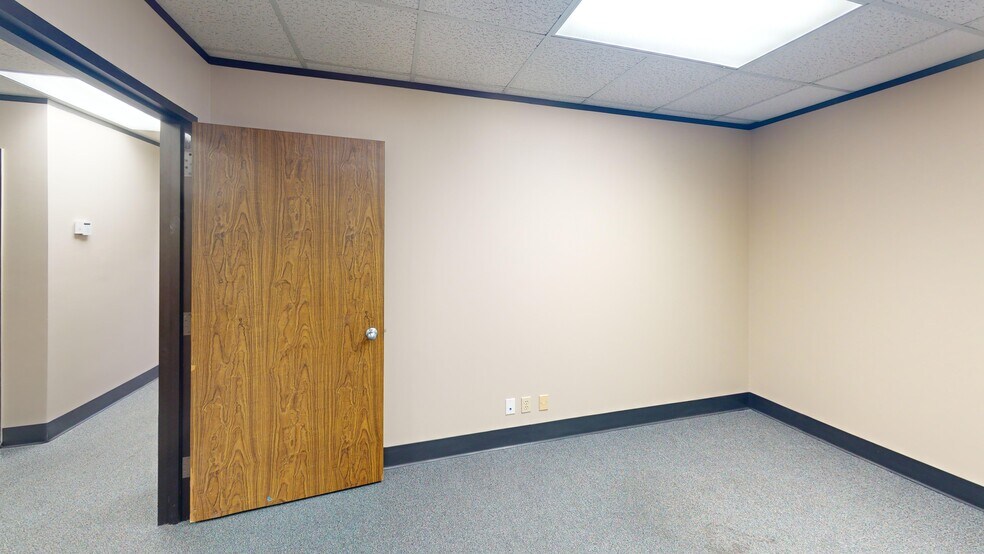 More Photos Of 9776 Whithorn Dr, Houston Showroom For Lease