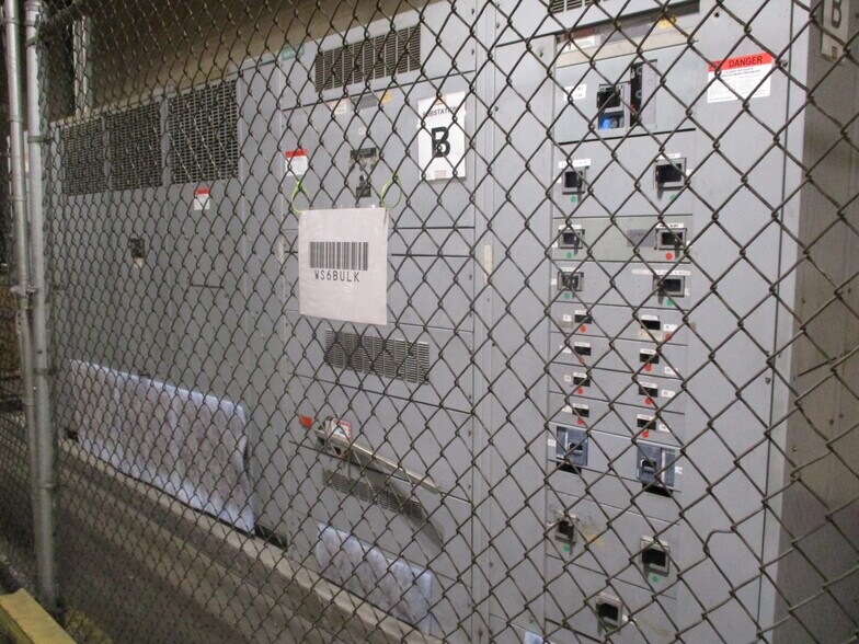 More Photos Of 2800 Estes St, Norton Shores Manufacturing For Sale