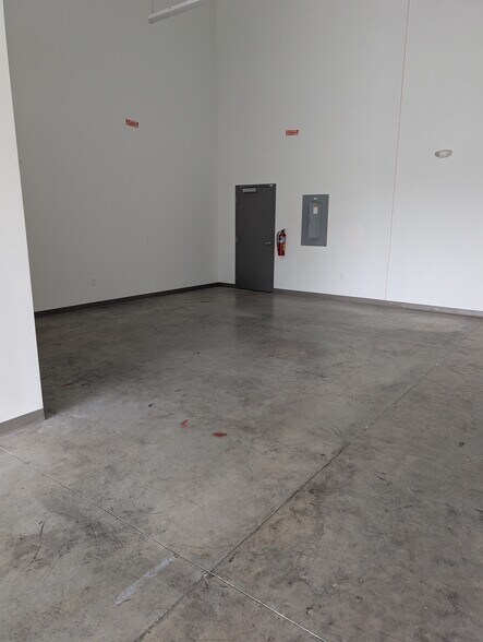 More Photos Of 5101 N Howard Ave, Tampa Light Distribution For Lease