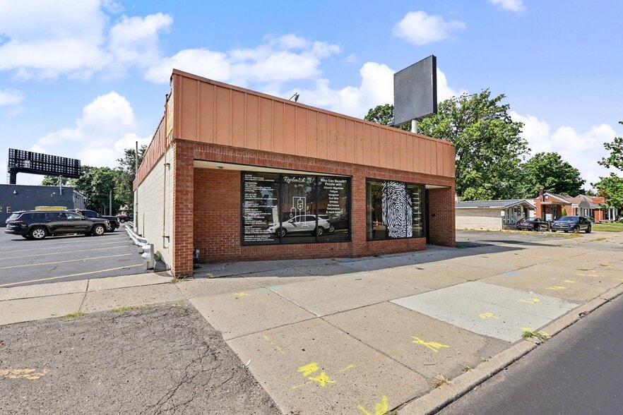 More Photos Of 22976 Outer Dr, Dearborn Flex For Lease