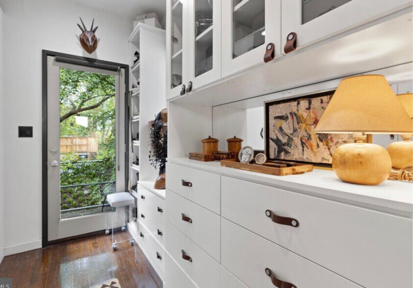 More Photos Of 5169 Macarthur Blvd NW, Washington Office Residential For Lease