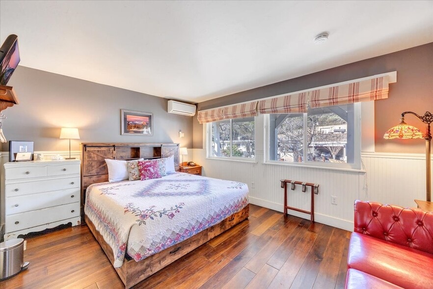More Photos Of 18736 Main St, Groveland Hotel For Sale
