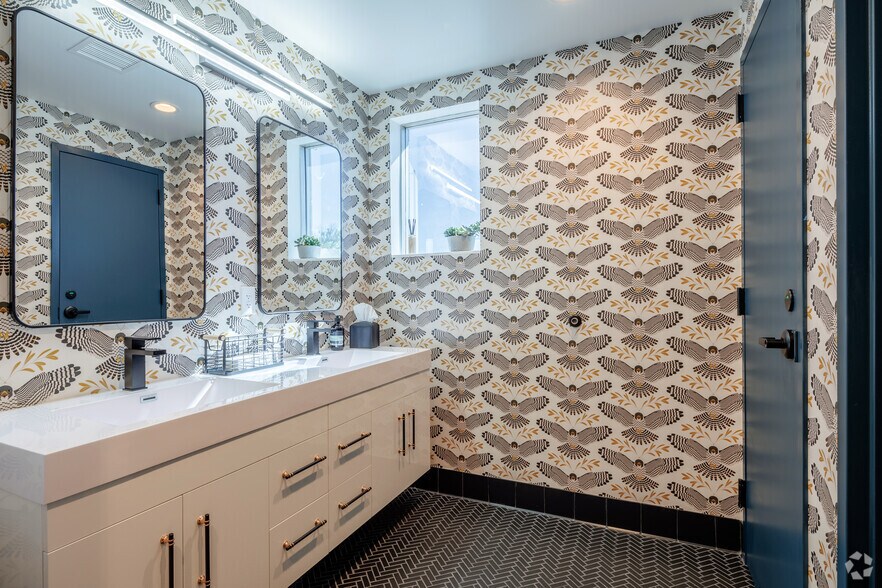 More Photos Of 4045 S Broadway, Englewood Coworking Space