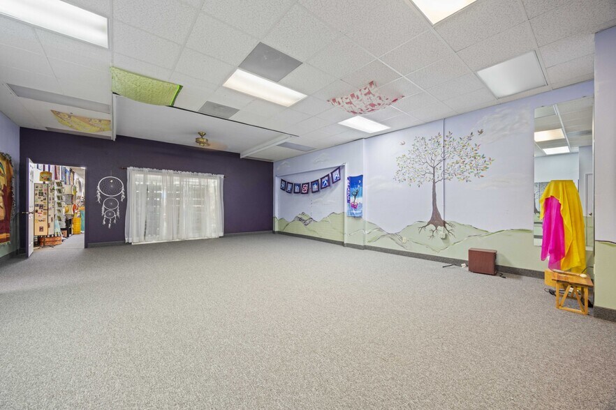 More Photos Of 213 E Woodin Ave, Chelan General Retail For Sale