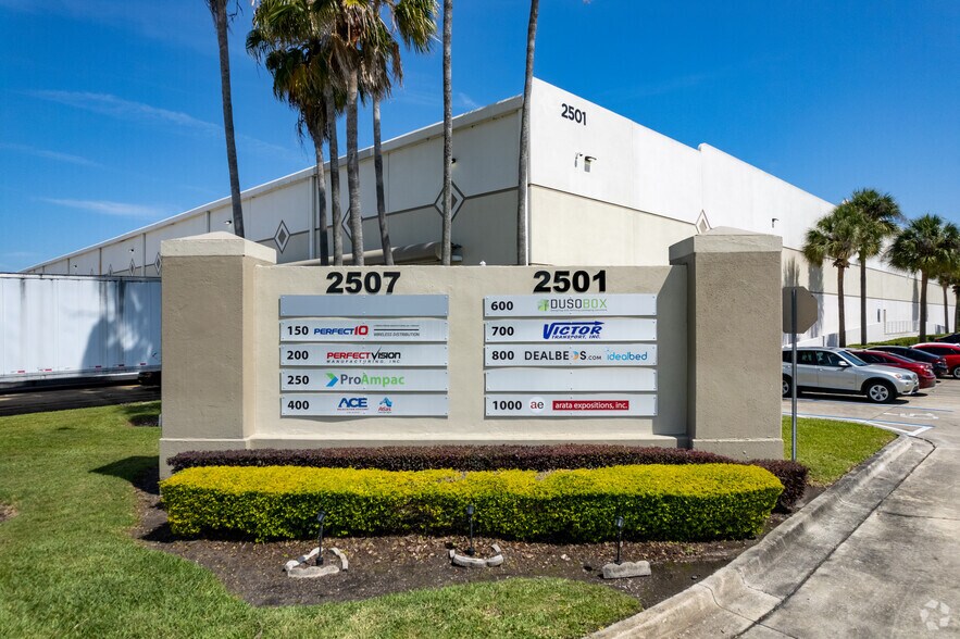 More Photos Of 2501 Investors Row, Orlando Distribution For Lease