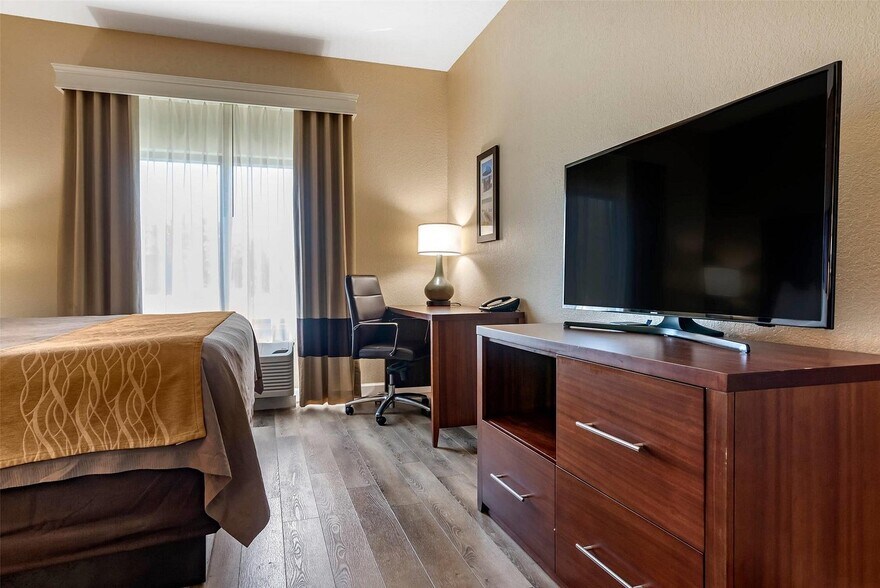 More Photos Of 137 Miracle Strip Pky SW, Fort Walton Beach Hotel For Sale