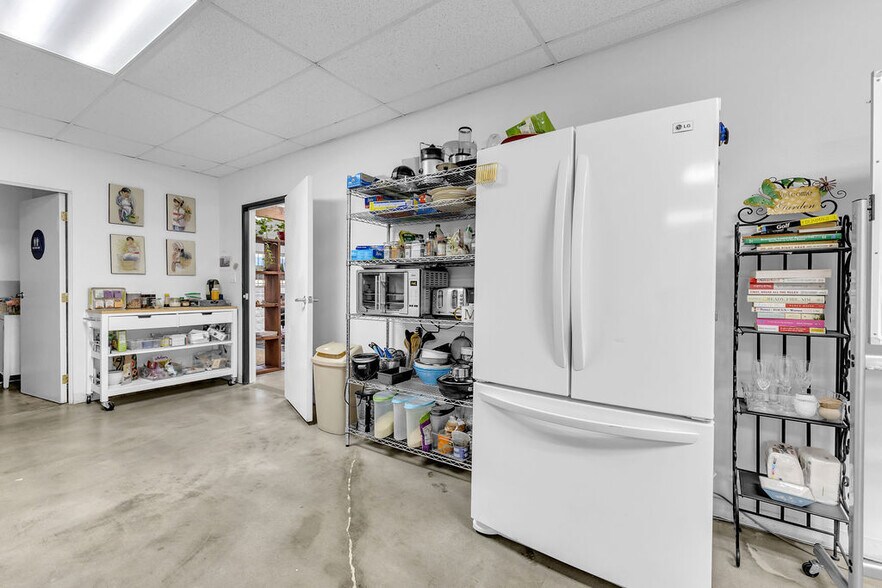 More Photos Of 81500 Industrial Pl, Indio Warehouse For Sale