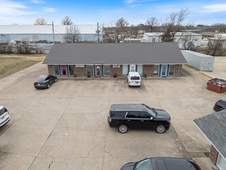 More Photos Of 79 Colt Square Dr, Fayetteville Unknown For Lease