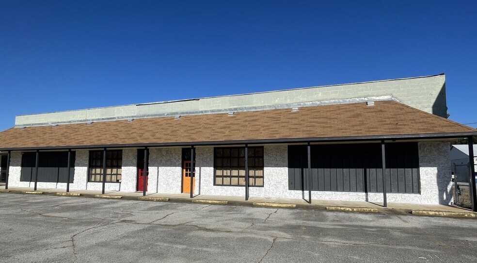 More Photos Of 702 Chastain Blvd W, Glencoe Warehouse For Lease