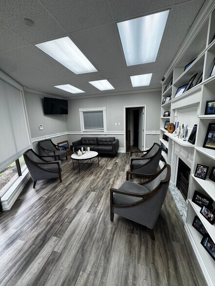 More Photos Of 406 W Brin St, Terrell Medical For Lease