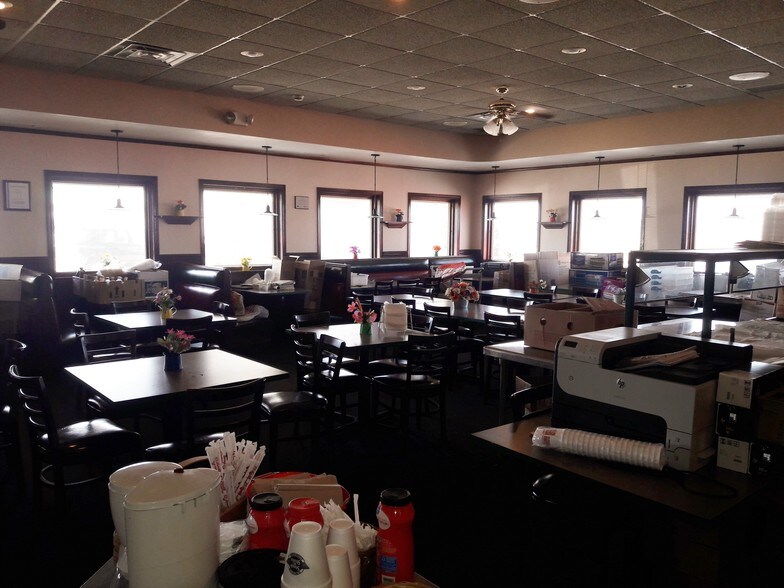 More Photos Of 210 N Lewis Ave, Oglesby Restaurant For Lease