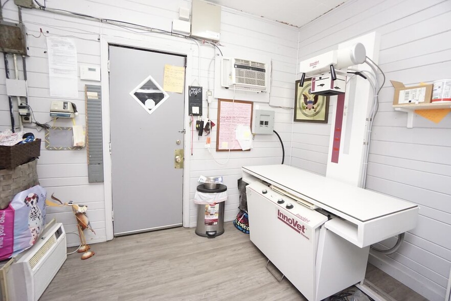 More Photos Of 25580 Lakeland Blvd, Euclid Veterinarian Kennel For Sale
