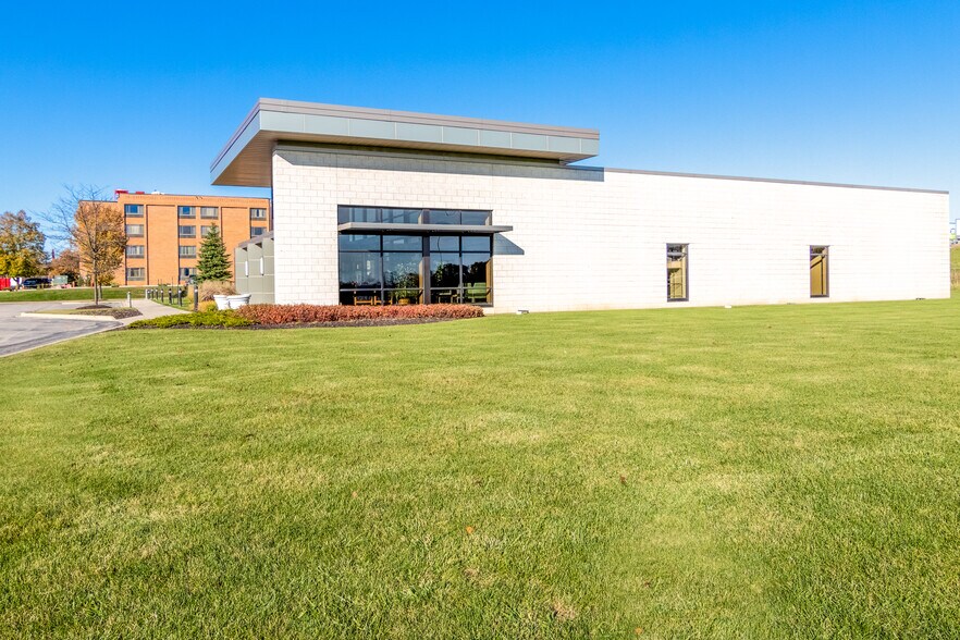 More Photos Of 5400 N 118th Ct, Milwaukee Showroom For Sale