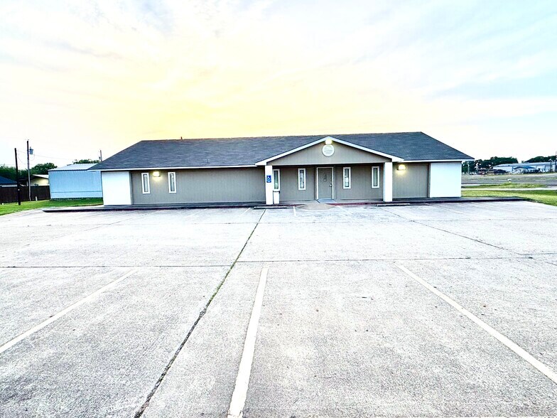 More Photos Of 101 Anthony Dr, Teague Medical For Sale