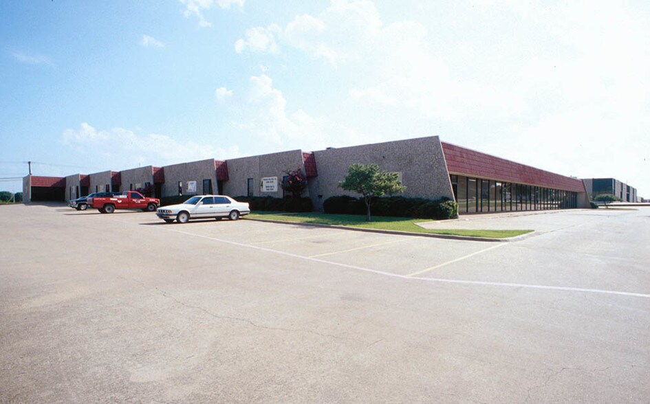 More Photos Of 1408-1410 Summit Ave, Plano Showroom For Lease