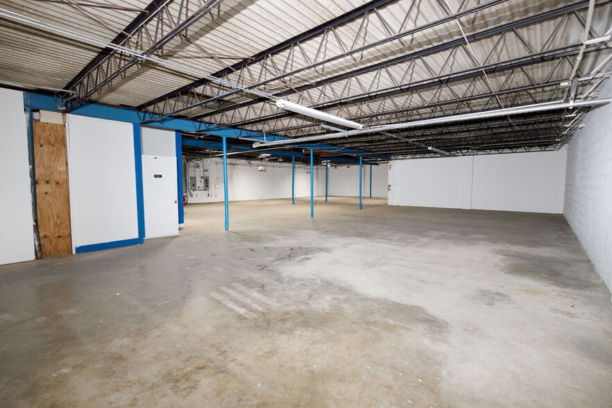 More Photos Of 2520 Hansrob Rd, Orlando Light Manufacturing For Lease