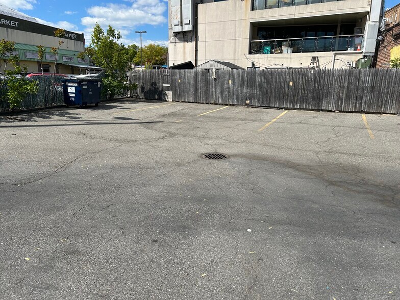 More Photos Of 16024 Northern Blvd, Flushing Storefront For Sale