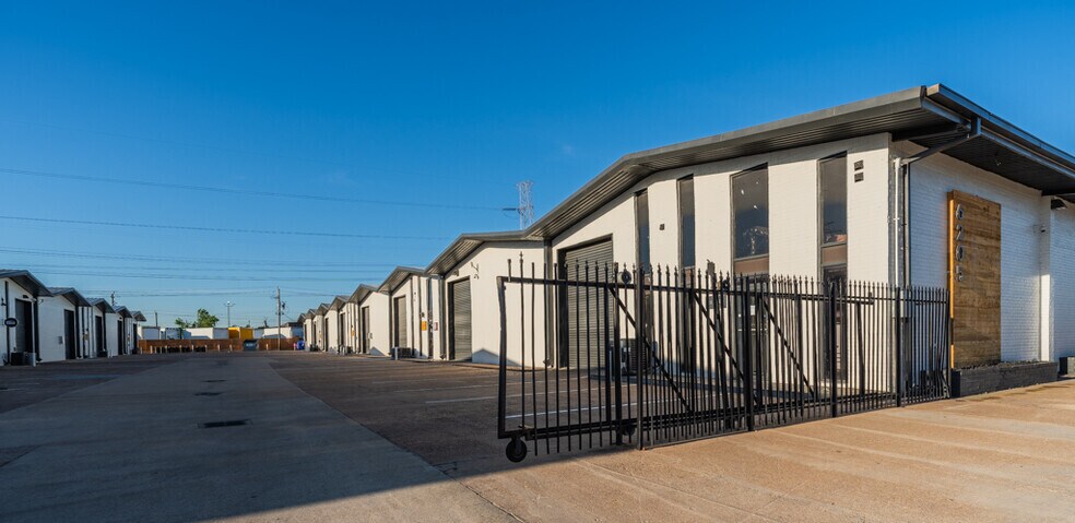 More Photos Of 6201-6205 W 34th St, Houston Warehouse For Lease