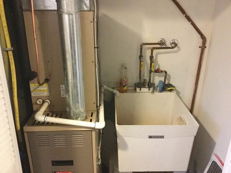 More Photos Of 1010 Rose Ave, Runnemede Flex For Sale