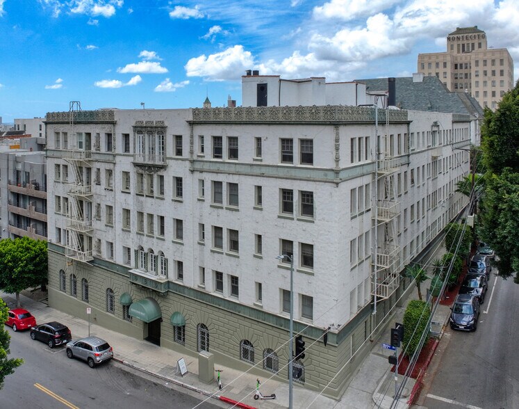 More Photos Of 1861 Whitley Ave, Los Angeles Apartments For Lease