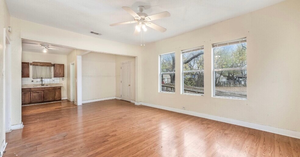 More Photos Of 1121 W Hildebrand Ave, San Antonio General Retail For Sale