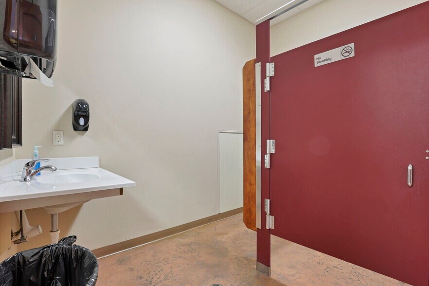 More Photos Of 509 S Wooster Ave, Strasburg Hotel For Sale