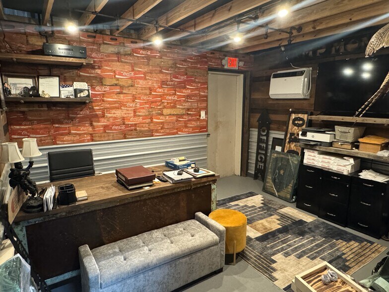 More Photos Of 112 N Avenue A, Humble Light Distribution For Sale