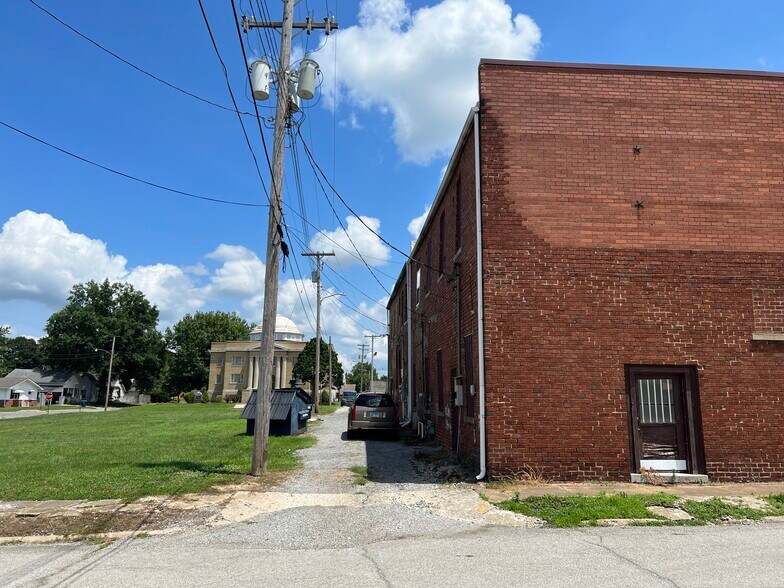 More Photos Of 300 E Broadway Blvd, Johnston City Specialty For Sale