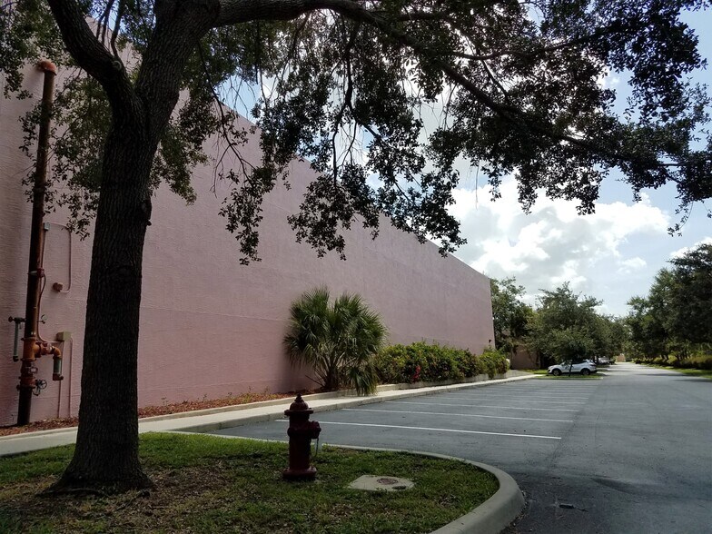 More Photos Of 801-821 S Kings Hwy, Fort Pierce Warehouse For Lease