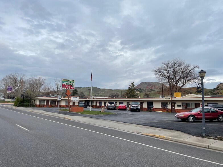 More Photos Of 408 Park St, Thermopolis Hotel For Sale