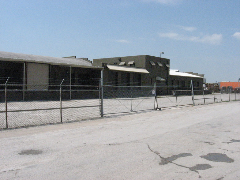 More Photos Of 1700 W 9th St, Kansas City Warehouse For Lease