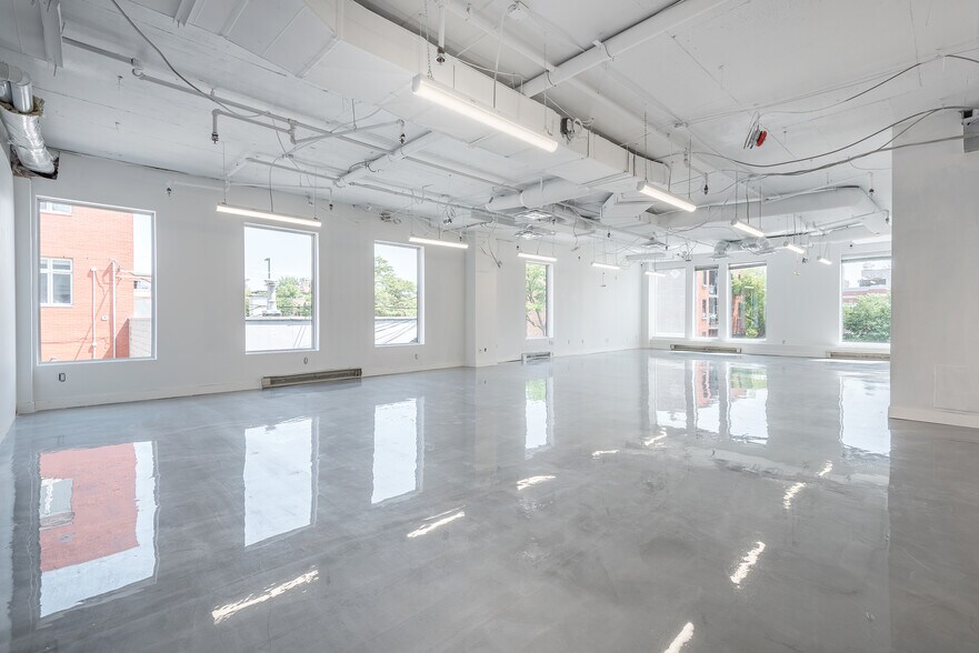 More Photos Of 25 Av Mozart E, Montréal Office For Lease