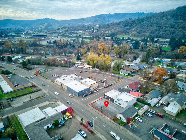 More Photos Of 1560 SE Stephens St, Roseburg Freestanding For Sale