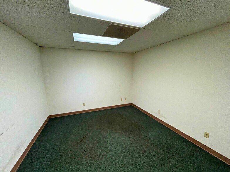 More Photos Of 2102-2112 W Vista, Springfield Light Manufacturing For Lease
