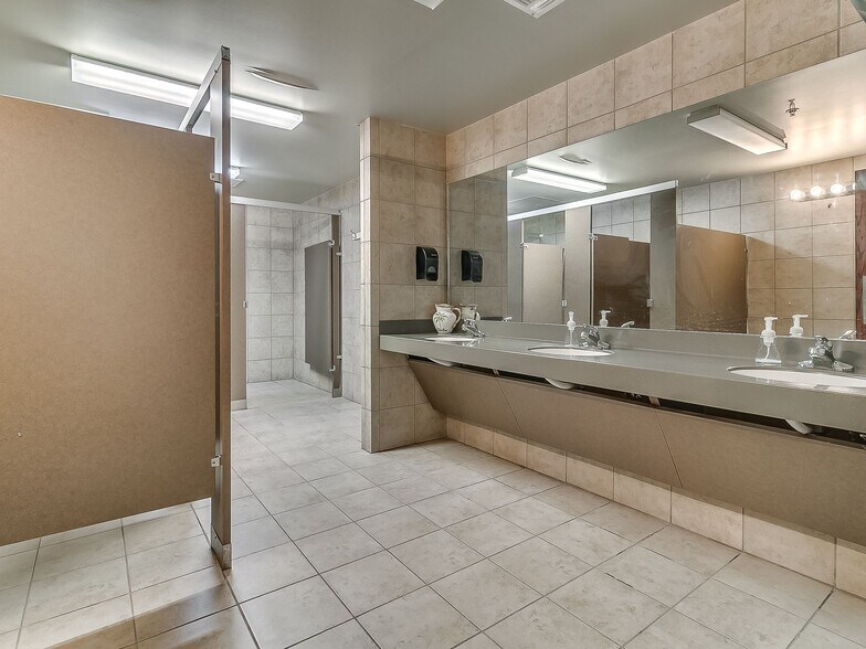 More Photos Of 9802 N Morgan Rd, Yukon Office For Sale