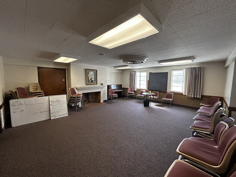 More Photos Of 11022 Riverside Drive, North Hollywood Religious Facility For Lease