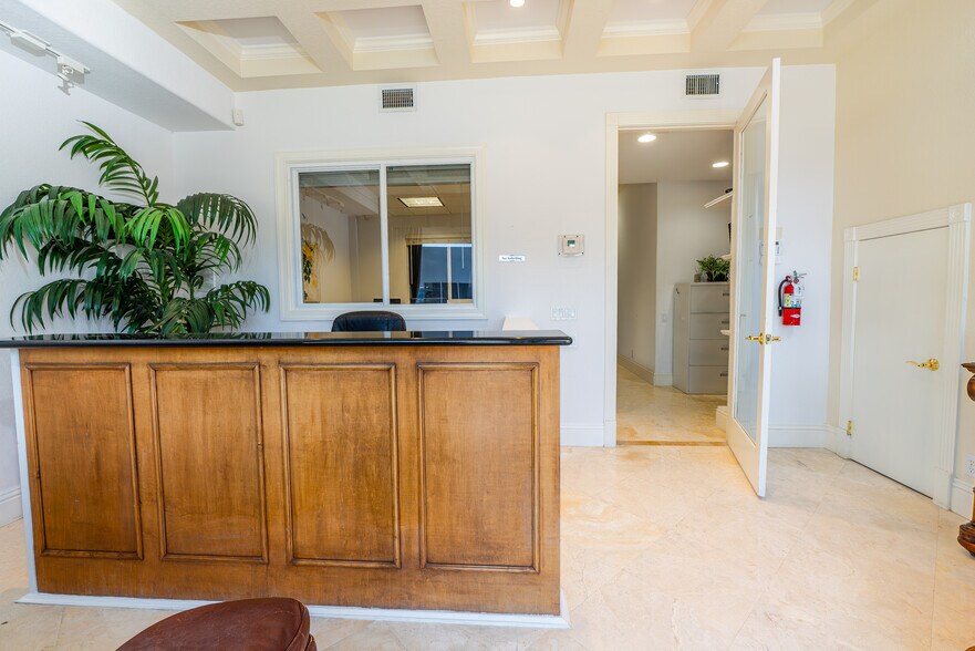 More Photos Of 5405 Taylor Rd, Naples Showroom For Sale