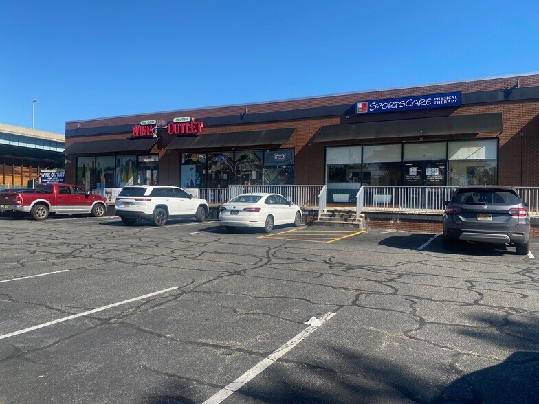 More Photos Of 10 Meadowlands Pky, Secaucus Unknown For Lease