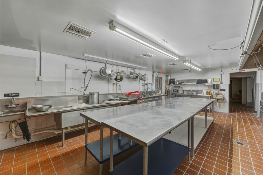 More Photos Of 300 N Cocoa Blvd, Cocoa Restaurant For Lease